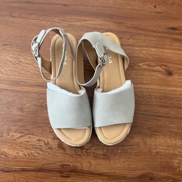 Soda Shoes - SODA Women's Gray Sandals Size 6 NEW